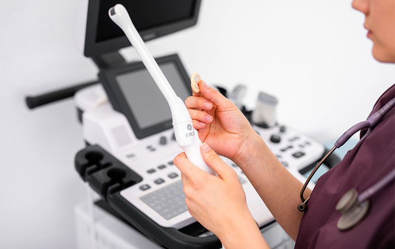 Profissional de saúde segurando um transdutor de ultrassom ginecológico, representando a ginecologia geral